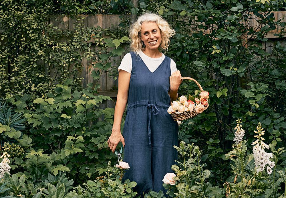 Photo of Le jardinier fait doucement pousser des fleurs lentes